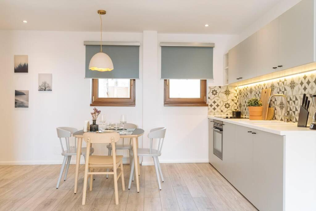 Апартаменты Sunny 2Br Flat - Old Town View Бухарест Экстерьер фото