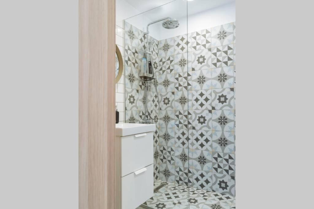 Апартаменты Sunny 2Br Flat - Old Town View Бухарест Экстерьер фото