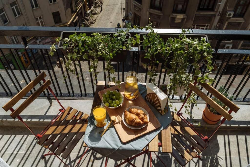 Апартаменты Sunny 2Br Flat - Old Town View Бухарест Экстерьер фото