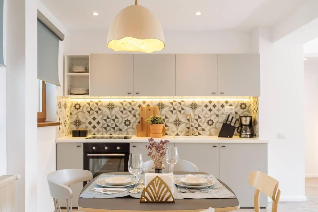 Апартаменты Sunny 2Br Flat - Old Town View Бухарест Экстерьер фото